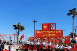 Un numéros de danse lors du Programment culturel et artistique tenu dans ville maritime de Limassol. Photo: VNA