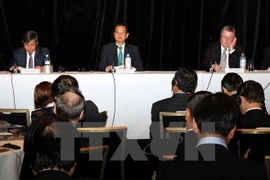 Le Premier ministre Nguyen Tan Dung dialogue avec de premières entreprises australiennes. Photo/VNA