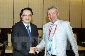 Le chef de la Commission des Relations extérieures du Comité central du Parti communiste du Vietnam, Hoang Binh Quan et M. Andrey Klimov. 