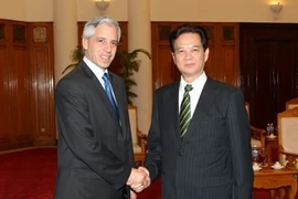 Le Premier ministre Nguyen Tan Dung reçoit le vice-président bolivien Alvaro Garcia Linera. (Photo: Duc Tam/AVI)