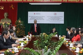 La séance de travail entre les Croix-Rouges vietnamienne et américaine. (Photo: Minh Quyet/VNA)