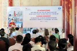 La cérémonie d'achèvement de la restauration des motifs de l'intérieur du pavillon Ta Vu de la Cité impériale de Hue. Photo : Quoc Viet/VNA