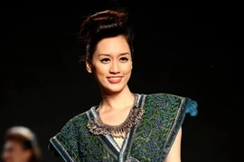 Les vêtements en thô câm de la styliste Minh Hạnh. (Source: VNA)
