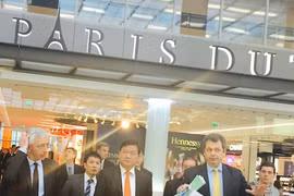 Le ministre vietnamien des Transports et des Communications, Dinh La Thang, à la tête d'une délégation de haut rang du Vietnam, visite l’aéroport international Charles de Gaulle, en France. Photo: mt.gov.vn.