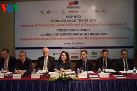 La Chambre européenne du commerce (EuroCham) a organisé lundi 1er décembre à Hanoi une conférence de presse pour présenter le livre blanc 2015, qui traite des questions de commerce. (Source : VNA)