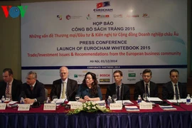 La Chambre européenne du commerce (EuroCham) a organisé lundi 1er décembre à Hanoi une conférence de presse pour présenter le livre blanc 2015, qui traite des questions de commerce. (Source : VNA)