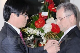 L'ambassadeur du Vietnam en Iran, Nguyen Hong Thach (gauche) a remis le 13 avril à Téhéran l'Insigne "Pour la paix et l'amitié entre les peuples" à M. Seyed Javad Ghavam Shahidi. (Source : VNA)