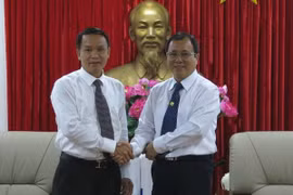 Le vice-président permanent du Comité populaire de la province de Binh Duong, Tran Van Nam, reçoit le directeur général de la VNA Nguyen Duc Loi. Photo : VNA