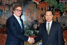 Le vice-Premier ministre Vu Van Ninh et le président du Fonds d'investissement américain Harbinger Capital, Philip Falcone. (Source: Internet)