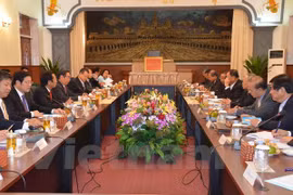 Entretien entre Le Hong Anh, membre du Bureau politique, permanent au Secrétariat du Comité central du PCV, et le vice-président du Sénat cambodgien, Sai Chhum. Photo: VNA