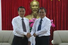 Le vice-président permanent du Comité populaire de la province de Binh Duong, Tran Van Nam, reçoit le directeur général de la VNA Nguyen Duc Loi. Photo : VNA
