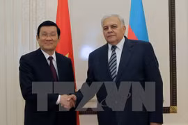 Le président du Vietnam Truong Tan Sang (gauche) a rencontré le 14 mai à Bakou le président de l'Assemblée nationale azerbaïdjanaise, Ogtay Asadov. (Source : VNA)