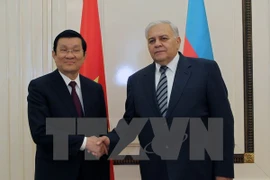 Le président du Vietnam Truong Tan Sang (gauche) a rencontré le 14 mai à Bakou le président de l'Assemblée nationale azerbaïdjanaise, Ogtay Asadov. (Source : VNA)