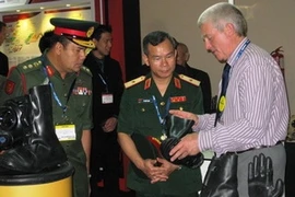 La délégation du ministère vietnamien de la Défense visite les stands de l'exposition DSA 2012 (Photo: Xuan Trien/AVI) 