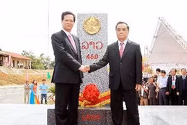 Le Premier ministre Nguyên Tân Dung et son homologue laotien hongsing Thammavong. (Source: VNA) 