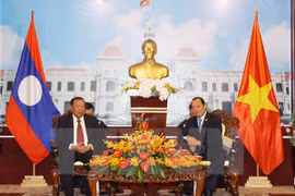 Le secrétaire du Comité du Parti pour Hô Chi Minh-Ville Le Thanh Hai reçoit Bounhang Vorachit, permanent du Secrétariat du Parti populaire révolutionnaire du Laos et vice-président du Laos.