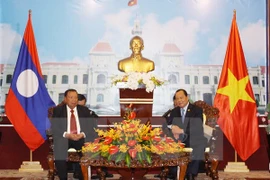 Le secrétaire du Comité du Parti pour Hô Chi Minh-Ville Le Thanh Hai reçoit Bounhang Vorachit, permanent du Secrétariat du Parti populaire révolutionnaire du Laos et vice-président du Laos.