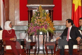 Le président vietnamien Truong Tan Sang (droite) reçoit la présidente du Parlement singapourien, Halima Yacob, en visite officielle au Vietnam. (Source : VNA)
