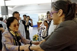 Mme Nguyễn Thị Bình rencontre les témoins historiques. (Photo: The Anh/AVI)
