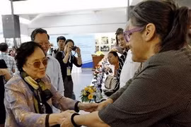 Mme Nguyễn Thị Bình rencontre les témoins historiques. (Photo: The Anh/AVI)