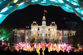 La municipalité d'Ho Chi Minh-Ville a organisé un programme d’échanges artistiques sur l’Oncle Ho. Photo : VNA