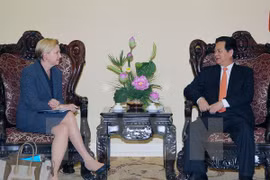 Le PM Nguyen Tan Dung et Ellen Kullman, présidente du Conseil d’administration et PDG du groupe américain Dupont. (Source: VNA)