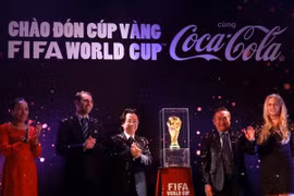Le trophée de la Coupe du Monde de la FIFA arrive au Vietnam. (Photo: Minh Chien/VNA)