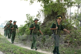 Ces deux dernières années, les provinces frontalières du Vietnam et du Cambodge ont coopéré pour traiter des problèmes émergents, pour lutter contre la contrebande transnationale et les actes hostiles visant à saper la solidarité et l'amitié entre les deu