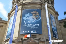L’affiche de l'expo “L'Envol du dragon-Art royal du Vietnam” au Musée national des arts asiatiques-Guimet, à Paris. (Source : VNA)
