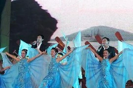Le spectacle artistique au carnaval Hạ Long 2013. (Photo: Quoc Khanh/VNA)