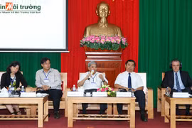 Les interlocuteurs participent au dialogue sur la gestion durable de l'environnement dans le delta du Mékong. Photo : internet