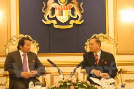 Le président du Sénat de Malaisie, Abu Zahar Ujang, et le vice-président du Bureau de l'AN du Vietnam, Than Duc Nam (gauche). (Photo: Kim Dung/Vietnam+)