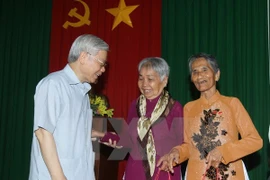 Le chef du Parti communiste vietnamien Nguyen Phu Trong remet des cadeaux à des Mères héroïnes dans la commune de Ngoc To, district de My Xuyen. (Source : VNA)