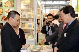L'ambassadeur du Vietnam en France, Duong Chi Dung au SIAL 2012 (Photo: Lê Ha –Nguyen Tuyen/AVI)