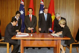 La cérémonie de signature du document sur le renforcement du partenariat intégral Vietnam-Australie. (Source: VNA)