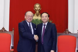 To Huy Rua, membre du Bureau politique, chef de la Commission de l'organisation du Comité central du PCV et l'ancien président de l'Union d'amitié des parlementaires Japon-Vietnam, Takebe Tsutomu. Photo/VNA