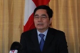 Le ministre de l'Agriculture et du Développement rural, Cao Duc Phat, réponde à l'interview de correspondants. (photo: Hoàng Long/AVI)