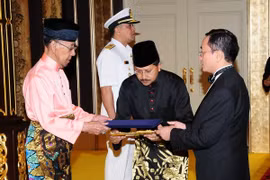 Source: Le roi malaisien Abdul Halim Mu'adzam Shah et le nouvel ambassadeur du Vietnam en Malaisie, Pham Cao Phong. Source: VNA