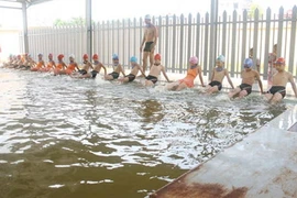 Les parents commencent à prendre la bonne habitude d’inscrire leurs enfants, petits, à des cours de natation. (Photo : TT/VNA/CVN)