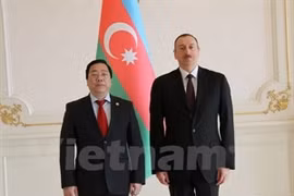 L'ambassadeur Nguyen Thanh Son et le président de l'Azerbaïdjan, Ilham Aliev. (Photo : VNA)