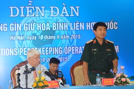 M.Hervé Ladsous et le général de division Vo Van Tuân président le Forum sur le maintien de la paix de l'ONU. Photo: VNA 