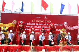 Le groupe Vingroup a officiellement démarré le 22 mars la construction du complexe commercial Vincom Hung Vuong et de l'hôtel cinq étoiles Vinpearl Hue, dans la ville de Hue, (Thua Thien-Hue). (Source : VNA)