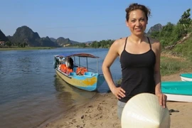 L’animatrice d’ABC, Ginger Renee Colonomos, au bord de la rivière Son (province centrale de Quang Binh). 