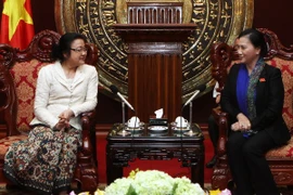 La vice-présidente de l'AN vietnamienne, Nguyen Thi Kim Ngan et Boungong Boupha, présidente du Groupe des femmes députées de l'AN laotienne (Source: VNA)
