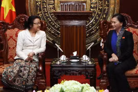 La vice-présidente de l'AN vietnamienne, Nguyen Thi Kim Ngan et Boungong Boupha, présidente du Groupe des femmes députées de l'AN laotienne (Source: VNA)