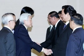 L'Empereur du Japon Akihito reçoit le Premier ministre Nguyen Tan Dung (droite) et les chefs de délégations . (Photo: Duc Tam/AVI)