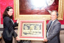 Phan Trung Ly, chef de la de la Commission de la Loi de l’AN vietnamienne, remet un cadeau souvenir à Mme Christine Defraigne, présidente du Sénat belge. Photo: VNA