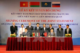 Signature de la Déclaration commune sur la fin des négociations sur l'Accord de libre-échange entre le Vietnam et l'Union douanière Russie-Biélorussie-Kazakhstan. (Photo: Đuc Tam/VNA)