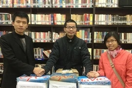 L'Association des étudiants vietnamiens de l’Université Glasgow offre des livres en faveur du programme "Livres pour les campagnes du Vietnam"