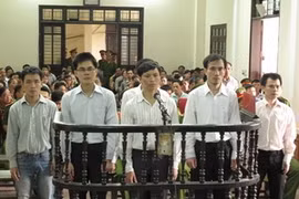 Les huit personnes accusées d'activités subversives à la Cour d'appel populaire suprême. Photo : Nguyen Van Nhat/VNA